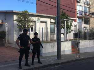 Notoria presencia policial y corte de calles pautaron la jornada frente a la Fiscalía de Maldonado éste miércoles.