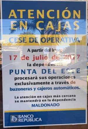 Anuncio en la sucursal Punta del Este respecto al cierre de las cajas el 17 de julio.