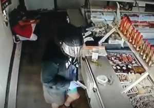 Captura de imagen de una cámara de seguridad que muestra al atracador, la ropa que vestía y el arma que utilizaba.