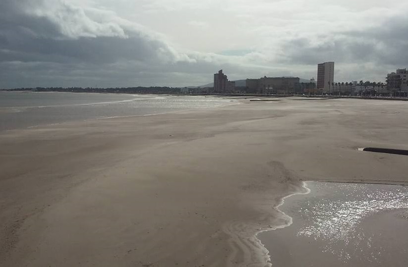 Panorama de la playa de Piriápolis, donde la bajante amplió la zona de playa a varias cuadras entre el muro de la rambla y la rompiente.