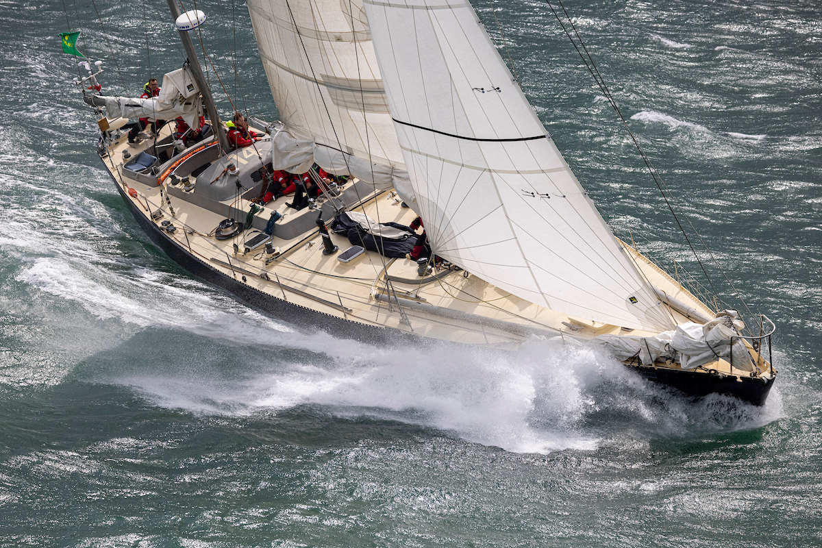 El "Pen Duick VI", arribó primero al puerto de Punta del Este, con unos dos días de ventaja sobre sus seguidores de la etapa.