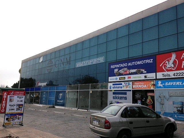 En el piso superior de este edificio comercial, Enrique Antía inició este lunes su trabajo previo a la asunción en la Intendencia de Maldonado.