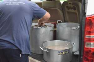 Preparación de los alimentos para los evacuados de El Placer.