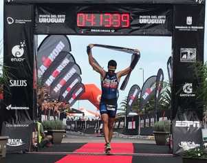 El argentino Gonzalo Acosta cruzando la meta y adjudicándose la 4a edición de Ironman Punta del Este