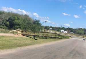 Uno de los puentes de madera construidos en avenida Roque Massetti de Aiguá.