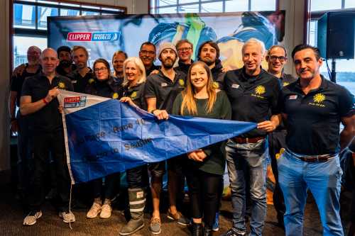 La tripulación del Punta del Este recibiendo el banderín del tercer puesto en la carrera que culminó en Seattle.