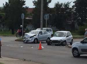 Los coches quedaron uno al lado del otro, como si hubieran circulado juntos en el mismo sentido.