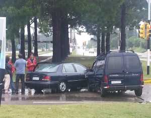 Impacto final de la camioneta contra otro coche que estaba detenido en los semáforos