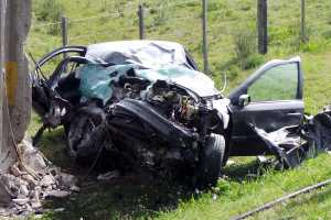 Así quedó en Renault Laguna tras el violento impacto contra dos columnas.