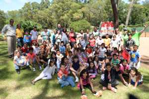 Comisión de RSE de Conrad junto a niños del Club Dionisio Díaz.