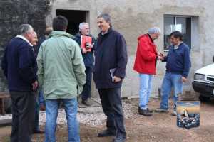 Reunión entre autoridades y vecinos definiendo avances del proyecto.