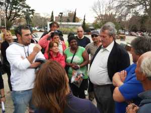 El Intendente bajó de su despacho y dialogó con los periferiantes en la explanada del edificio comunal.