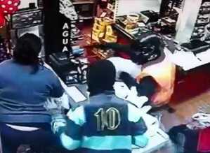 Momento en el que el dúo de maleantes irrumpe en el supermercado y bajo amenazas se dirige a una de las cajas.