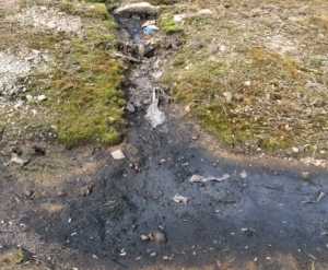 Aguas servidas corren por espacios públicos y calles a falta de saneamiento.