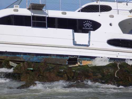 Los daños sufridos por el Sea Warrior en su estructura, han quedado a la vista y dificultan su rescate.