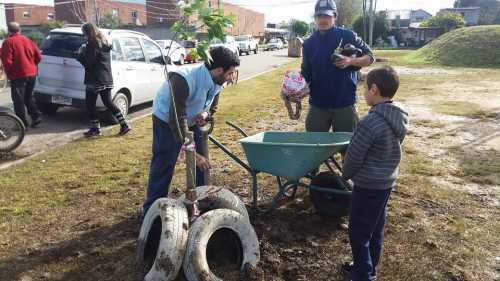 Un momento de la plantación de árboles realizada en la plaza Mateo Kutalek.