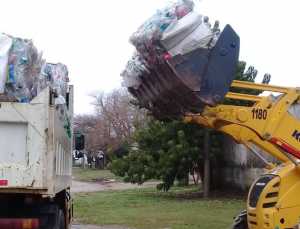 Los fardos de plástico compactado en momentos que eran cargados para ser enviados a una empresa especializada en reciclado.