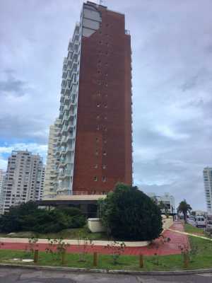 Torre Triángulo Brava sufrió desprendimiento de parte de su revestimiento (Foto: MaldonadoNoticias)