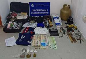 Efectos incautados en la casa de la pareja, además de la droga y el dinero.