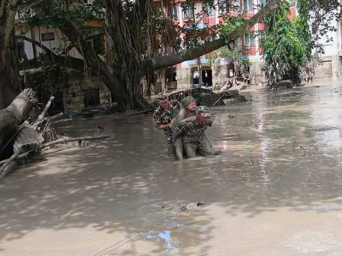 Avalancha de agua y tierra en Nepal deja al menos 390 muertos y más de 1000 desaparecidos