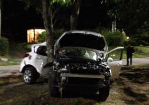 Así quedó la camioneta, partida al medio y literalmente abrazada al árbol.