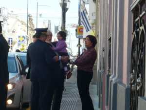 Bonomi con su nieta que lo esperaba en San Carlos. 