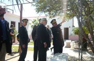 Jefe de Policía de Maldonado, Juan Balbis mostrando las instalaciones. 