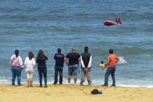 La búsqueda del arma en el mar, junto al autor del disparo que señaló el sitio donde la arrojó.