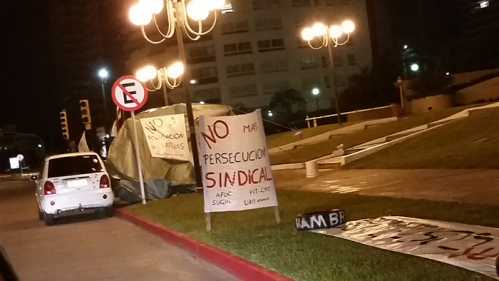 Por el momento no se anuncian otras medidas aparte del campamento frente al complejo.