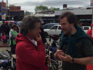 En la feria de Maldonado, Cardoso se encontró con el diputado Darío Pérez (FA). Dialogaron y Cardoso dijo "que linda es la democracia".