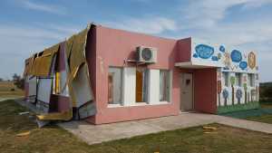 El centro comunal del barrio Belvedere, sufrió la voladura del techo y otros graves daños.