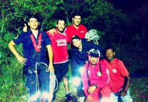 Oscar, junto a los rescatistas y Bomberos que realizaron el exitoso operativo.
