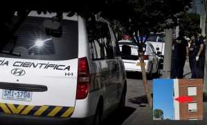 La flecha roja, muestra las sábanas aún colgando de una ventana cuando llegó la Policía y se encontró con la trágica escena.