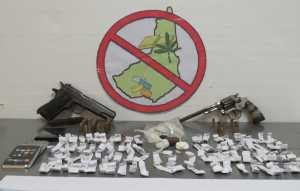Las armas y la droga incautada durante el peligroso procedimiento realizado dos días atrás.