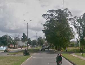 En este punto de avenida Lussich se produjo una extraña rapiña en perjuicio del ocupante de un coche.