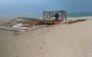 Así quedó la caseta de balneario Buenos Aires, donde se encontraban dos guardavidas en el momento del derrumbe.