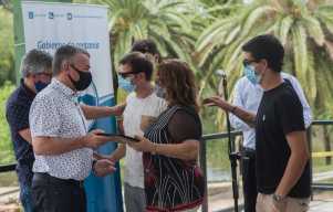 Familiares de los periodistas homenajeados recibieron plaquetas de reconocimiento a sus trayectorias.