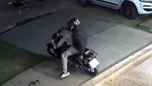 Momento de uno de los robos, cuando con una pierna revienta la tranca de la moto.