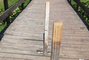 Así quedó parte de la estructura del puente tras el hurto de varias maderas.