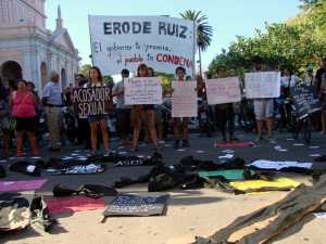 La manifestación hacia las puertas de Jefatura, donde se depositaron todas las pancartas.