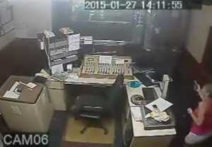 Momento de las primeras explosiones en los estudios de Radio Maldonado.