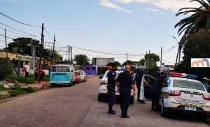 Momentos de tensión se vivieron frente a la casa donde una mujer fue mordida por un perro de su propio hijo, quien amenazó a la Policía luego de pedirle ayuda.