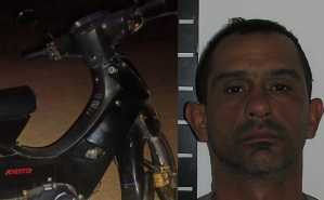 Diego Adrián García Rocha y su moto, decomisada por orden judicial.