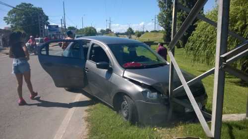 Así quedó el automóvil de alquiler que utilizaba la banda.