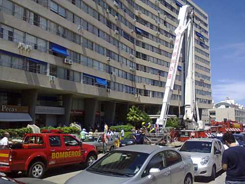 Bomberos investiga las causas del siniestro, aunque todo apunta al mal estado de la instalación eléctrica del apartamento 706