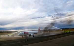 Bautismo del Airbus de TAM en su primer arribo a Punta del Este.