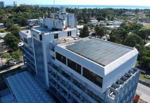 Planta generadora de energía solar ubicada en el techo del edificio de la Intendencia de Maldonado.