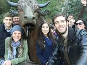 La delegación paraguaya posando en la fuente del Toro, en Piriápolis