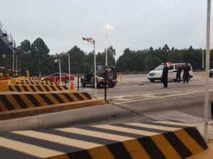 Así quedó la camioneta pocos metros más adelante de las cabinas de cobranza del peaje.