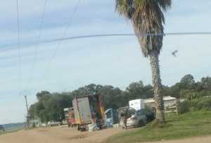 Un distribuidor entregando un pedido sobre la Ruta, por temor a ingresar a La Capuera y ser asaltado.